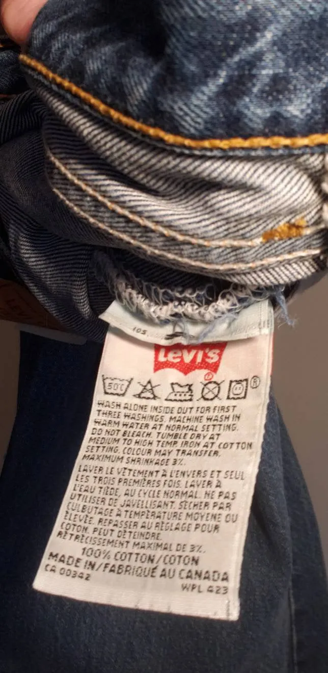 Levi's 501 - 32"x30" Made in Canada red tab