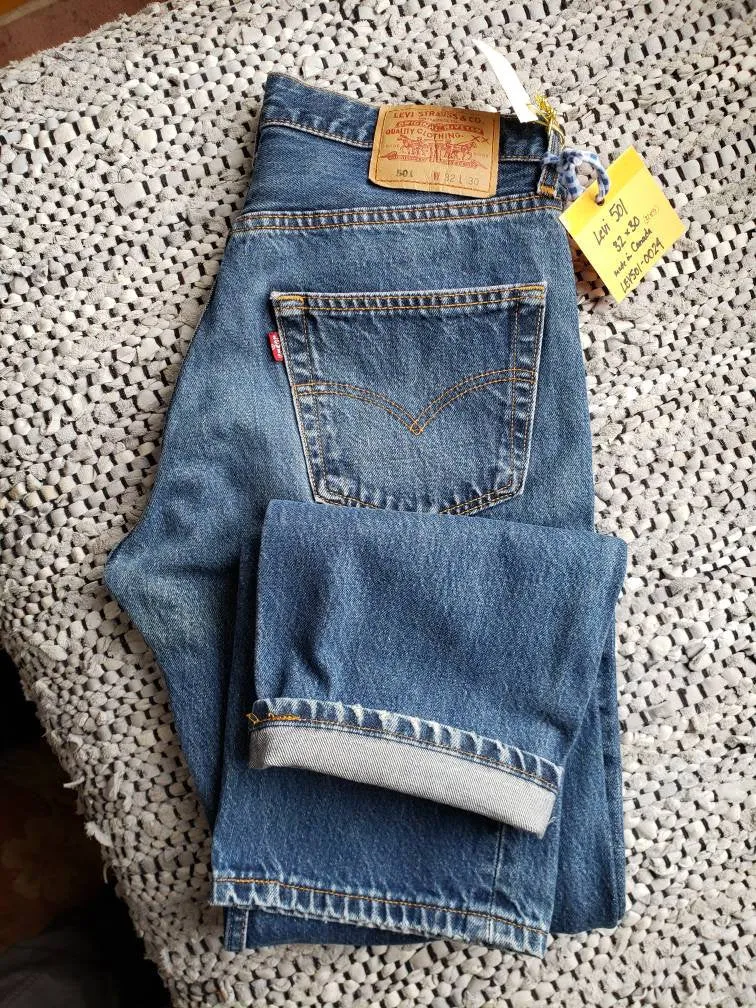 Levi's 501 - 32"x30" Made in Canada red tab